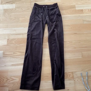 Juicy Couture  - Jag säljer mina bruna juicy couture byxor då dem inte kommer till användning. Dem är i jätte fint skick. Betalar endast med Swish. Frakten ingår i priset. Jag ja posta idag💕