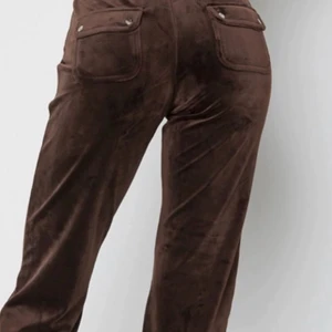 Juicy couture  - Säljer mina fina Juicy byxor eftersom dem ej kommer till användning längre! Dem är som nya o använda ett fåtal gånger! 🤎TRYCK INTE PÅ KÖP NU!