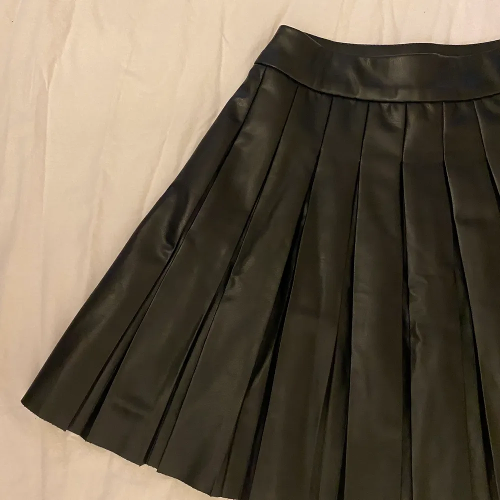 Svart tennis kjol i fake skinn från ”new yorker” . Kjolar.