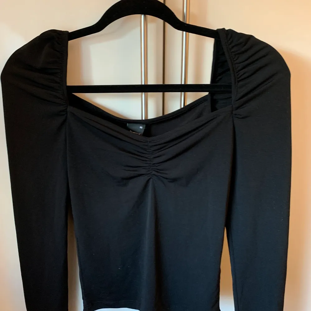 Super fin tröja från Gina i storlek XS😍 Använd 1 gång!  Den sitter superfint!! 29kr tillkommer med frakten 😍. Tröjor & Koftor.