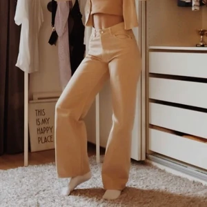 Monki jeans strl 27 - Monki jeans straight leg i färgen beige medium dusty. Knappt använd i bra skick. Väldigt fin färg. Storlek 27.