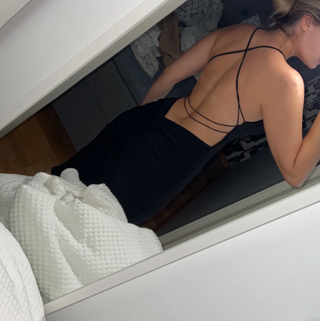 Svart klänning med öppen rygg  - 90