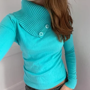 Tröja med krage!! - Säljer denna tröja i en så fin färg från mexx!!! Den har en stor krage vilket bara gör tröjan snyggare❤️