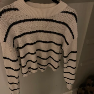 Randig tröja  - Randig stickad tröja från Gina Tricot. Lite kortare modell, sticks inte. ALLA PRISER GÅR ATT DISKUTERA OM DET INTE ÄR MÅNGA INTRESSERADE!