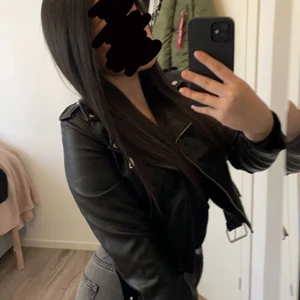 Skinnjacka  - Säljer denna för att jag redan har en annan skinnjacka, den är använd ett par ggr men som ny.