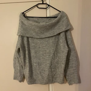 Stickad tröja S - Grå stickad tröja från H&M i storlek S. Knappt använd. Kontakta mig vid frågor🫶🏼