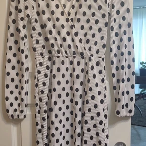 klänninh - festklänning använd en gång. ganska stretchig material