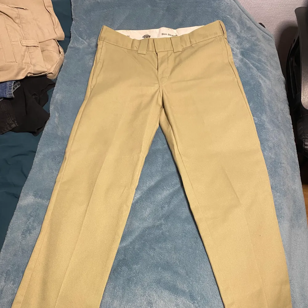 Beiga dickies slim straight carpenters i storlek 32/32. Sitter dock som 30/32. Bra skick, endast använda 3 gånger. Öppen för bud. Köpare står för frakt. Farkut & Housut.
