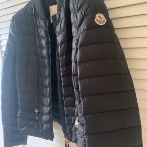 Moncler vårjacka  - Säljer denna jacka från moncler i deras storlek 3. Passar en S/M. Qr koden är äkthetsbevis. Köpte 2014 för ca 8000 kr. Sparsamt använd, finns dock ett pyttelitet hål på framsidan. Köpare står för frakt. Har såklart fler bilder om det önskas!
