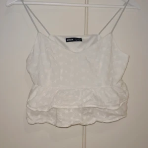 Vit topp - Gullig vit topp med mönster, skickar med postnord🤍