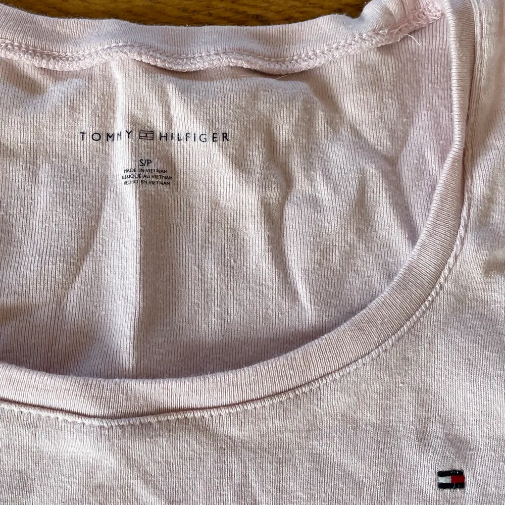 Snygg babyrosa t shirt från Tommy Hilfigher. Använt fåtal gånger, bra skick. Är i storlek s och jag har vanligtvis det. Lite tjockare i materialet.. T-shirts.