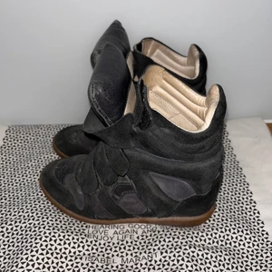 Isabel marant skor, storlek 36 - Säljer mina isabel marant skor i marinblå färg, storlek 36. Dom har använts en del och har slitits lite mer på ena skon (syns på andra bilden) därav ett lite lägre pris. Förövrigt, väldigt sköna, trendiga och användbara. Tote bagen ingår 💞