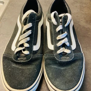 Vans  - Välanvända Vans av tonåring som även har klottrat på dom. Har ej testat att få bort klottret, men nån händig kanske kan det. 