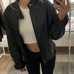 Oversized skinn jacka  - As snygg oversized jacka i fake skinn i bra skick 🫶🏼  Jackan är i strl L men passar mig som i vanliga fall har S.  Liknar den som Lova Widberg har 😍