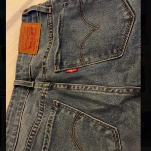 Levis jeans i modellen 711 skinny. Storlek 24 (som xs). Knappt använda 