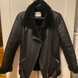 Jacka från Zara - Jacka från Zara sparsamt använd! Köparen står för frakt 