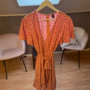 Klänning Shein stl L - Aldrig använt för den inte passar. Väldigt skönt med dragkedja i ryggen, är sydd så den inte ska blåsa upp även fast ”kjolen” är omlott. Hjärtan på trycket, väldigt söt. 