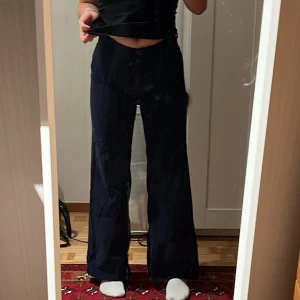 manchesterbyxor  - Marinblå manchesterbyxor, mellanhög midja. älskar modellen och hur de sitter på!!, men de är lite för små för mig :(  breda ben och fickor både bak och fram:)