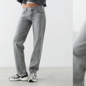 lågmidjade grå jeans - lågmidjade jeans (low straight jeans) från gina. så snygga! köpte dom nyligen så dom är sparsamt använda. inga defekter! (byxorna är uppknäppta på bild 2 ifall det ser skevt ut haha)  Nypris: 499kr
