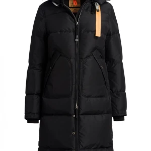 Parajumper jacka - Säljer min parajumper jacka, använd bara få gånger☺️storlek M men passar även L (äkta vara) Jag har köpt den för 10 499kr säljer den för 6000kr pris kan diskuteras vid snabb affär🥰jag kan även posta den men frakten står ni för. Skriv privat för mer bilder☺️