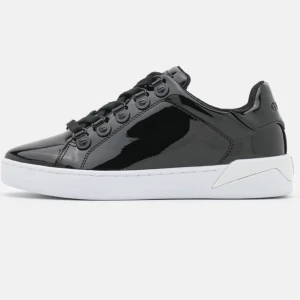 Guess skor  - Säljer nu mina skor från guess köpta för 1200kr. Supersnygga men kommer knappt till användning  🤩🕺passar mig som har 39 också!