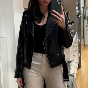 Skinnjacka - Säljer denna skinnjackan i stl S<3