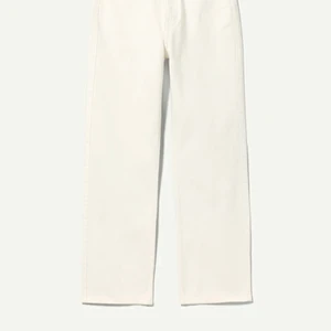 Jeans från Weekday  - Jeans från Weekday i modellen Rowe. Färg: white. Storlek: 24/30. Bra skick då de endast är använda ett fåtal gånger💕💕💕