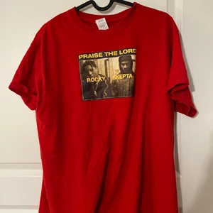 AsapXskepta  - säljer mina asapXskepta t shirt då den inte längre kommer till användning! t shirten är i storlek M men jag som har S tycker den sitter snyggt oversized på mig!