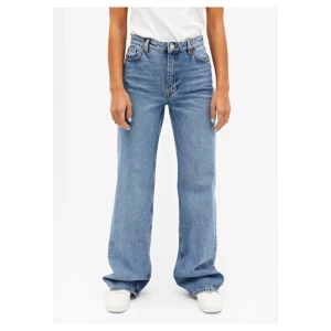 Monki Yoko jeans - Säljer dessa jeans från monki. Hög minska och raka ben. Säljs för att dom inte kommer till användning! Hör av dig vid frågor eller funderingar 🥰