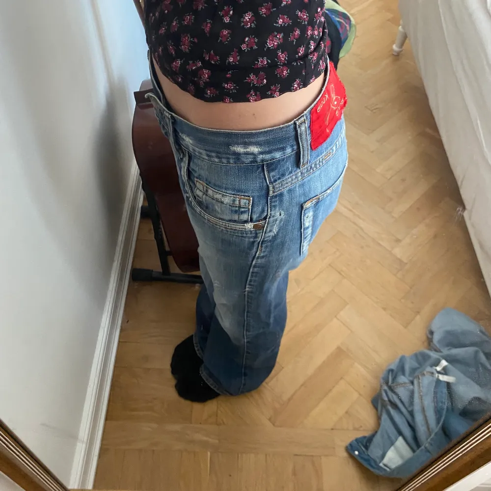 Assnygga (frakten tar jag reda på vid köp) ❌KÖP INTE DIREKT❌ Midjemått: 76cm, jag är ca 173 Defekt: små hål längst ner som man inte tänker på . Jeans & Byxor.