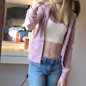 Juicy couture tröja - Jag säljer min juicy couture tröja i storlek xxs. Har haft den i ca 3 veckor och köptes från Juicy Couture sidan. Jag säljer den för att jag inte använder den så ofta.