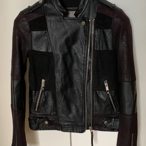 Skinnjacka Vero Moda - Unik skinnjacka (ej äkta skinn) från Vero Moda som passar strl xs för 100kr💜skriv för fler bilder💜