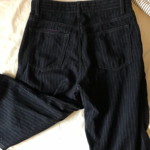 Eytys byxor i ull - Vida, korta byxor i ull. Ej stickiga. På bilderna ser de svarta ut men de är mer mörkblåa. Storleksmässigt går dom från S-M beronde på hur högt man vill att dom sitter.