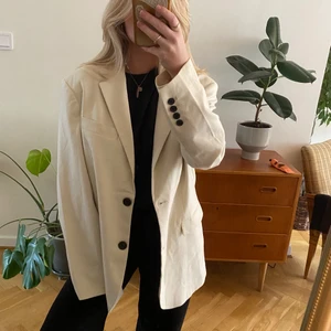 Oversized blazer  - Oversized blazer från monki, helt oanvänd med taggen kvar. Classy och kan både kläs upp och ner beroende på tillfälle 🤍✌🏼