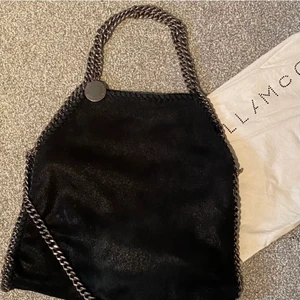 Stella McCartney Väska - Hej! Lägger nu upp min underbara Stella väska till försäljning igen🙌🏼 Modellen är Falabella Fold-Over tote bag😍Väskan är absolut använd, men de största tecknet är dragkedjan på insidan. Därav priset🫶🏼 Dustbag medföljer👏🏼💗 
