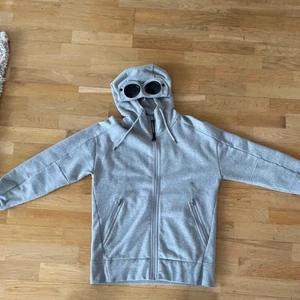 Cp Company Hoodie Small - Tänkte sälja denna Hoodie då den aldrig används. Det är lite repor på kanten runt glaset som man inte ser på bilden, därför är priser så lågt. Storlek Small i herrstorlek. Nypris: 2500. 