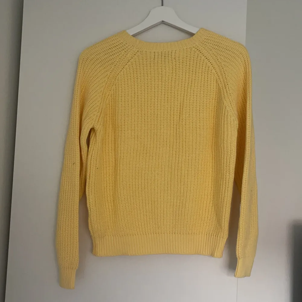 Stickad gul tröja i storlek xs, aldrig använd, i fint skick . Stickat.