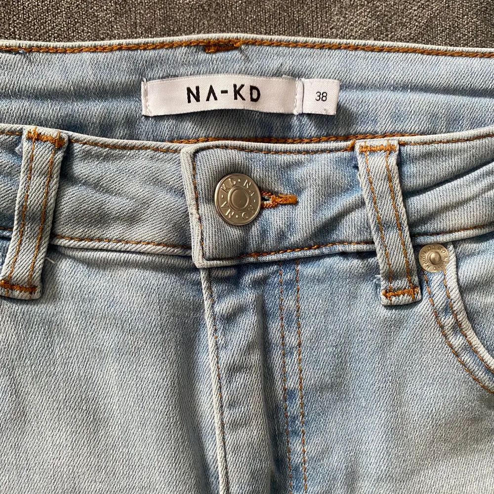 Skinny jeans med hål från NA-KD i storlek 38. Sparsamt använda. Nypris 429kr. Jeans & Byxor.