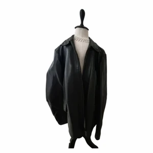 VINTAGE LÄDERJACKA - Limited edition vintage jacka!  Passar allt från XS - XL beroende på hur oversized du vill ha den. Vill du ha den Hailey Bieber oversized passar den bäst för XS - M.