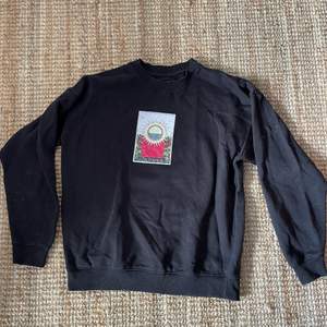 En svart oversized sweatshirt med ett tarotkort fram🤩 Välanvänd och lite nopprig. Hör av dig vid intresse/frågor!💜 Köparen betalar eventuell frakt 
