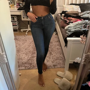 Jeans från dr.denim - Ett par tajta jeans från dr.denim. Aldrig använda. Regular midja, inte för låg eller för hög. Framhäver kroppen och sitter bekvämt.