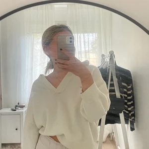 stickad tröja ifrån h&m - Säljer min super fina stickade tröja med v-rivning vid bröstet och  Trekvartsarmar. Den är använd ca 2 gånger. Den är som ny, men säljer den pågrund ut av för lite användning. den storlek M men skulle säga att den passar en som har S också. 