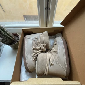 INUIKII  - De absolut skönaste skorna jag haft ska nu bort från min garderob💔 slitningar på skosnören som självklart går att byta!, annars gott skick🙏 har äkthetsbevis för de som vill! Köpta 2020 för ca 2900:- 😽