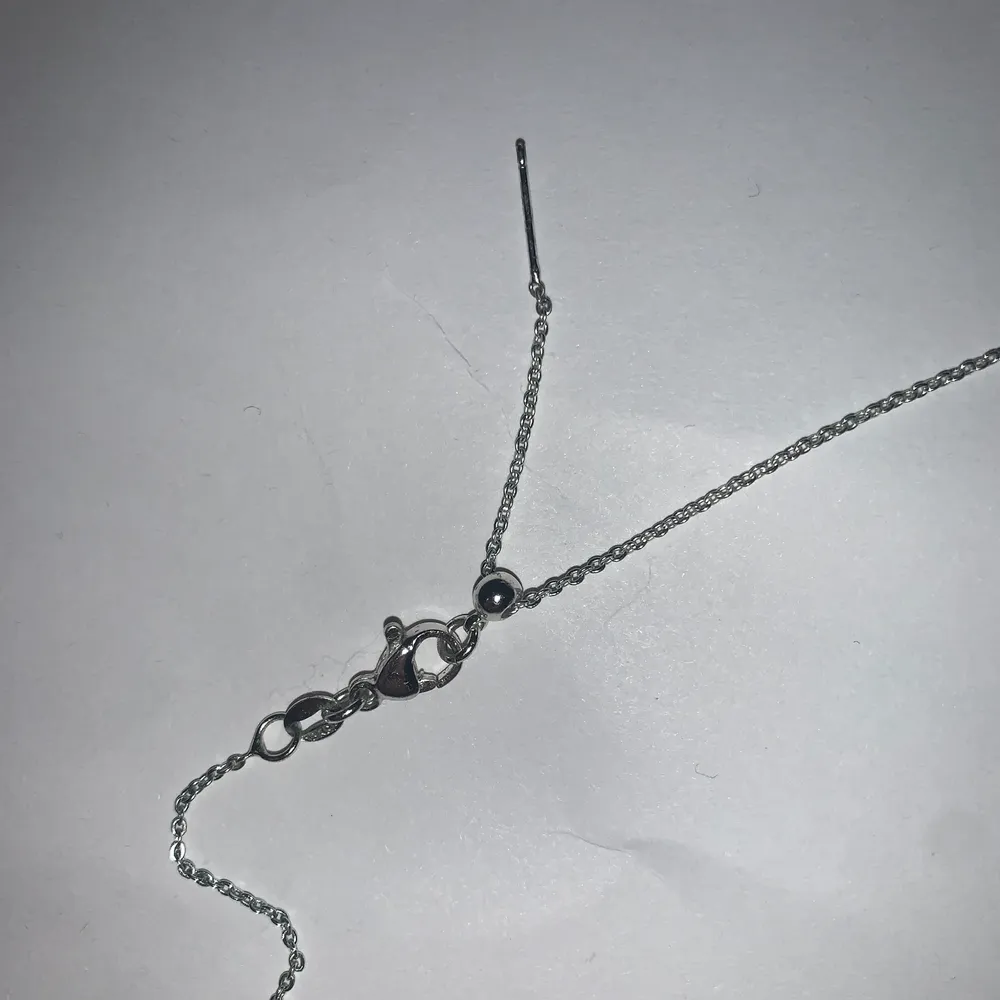 Säljer ett kristallhalsband som köptes på Etsy i somras. Tunn fin silverkedja med ett citrinkluster. Finare gul färg i verkligheten än på bild ! Kedjans längd är också customizable vilket e sjuuuuuukt najs, du väljer själv hur lång kedjan ska va ! . Asusteet.