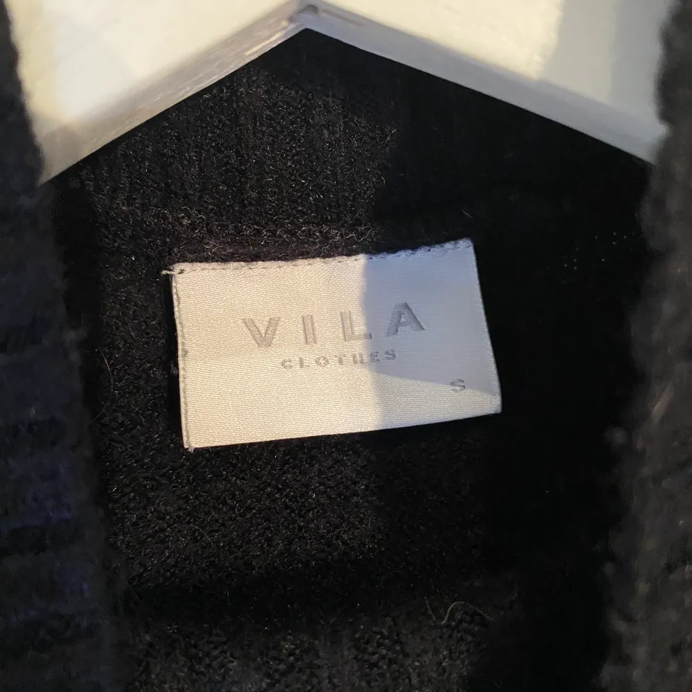 Svart stickad tröja från Vila med lite högre krage. Frakt 51kr  tryck inte på köp nu (kontakta). Stickat.