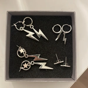 Örhängen - Jag säljer mina blixtörhängen i olika storlekar och ”modeller”. Alla är köpta från alvazessentials, köpta för 89-120 kr par. Säljer alla för 150 kr+ frakt💕 