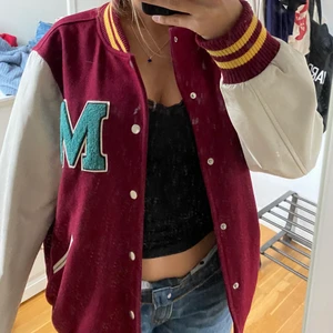Vintage collegejacka - Cool collegejacka som jag köpte på second hand för ett år sen💞 Jackan är i storlek XL och sitter oversized💗 Säljer pga inte använder så mycket längre💓