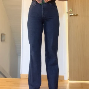 Blåa raka jeans - Superfina raka mörkblå jeans som sitter som en smäck