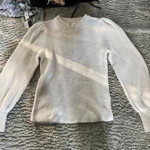 En stickad tröja  - En stickad tröja men lite puff vid axlarna och väldigt kön material och väldigt fin💕