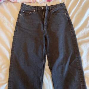 Gråa jeans från Weekday i storlek w 28 L 28, 75 kr
